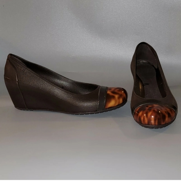 🆕Crocs | Brown Tortoise Cap Toe Slip On Wedge Heels Size 7 Womens Comfort Shoes - Picture 11 of 12